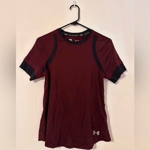 Fitted burgundy running sportshirt. Size xs/s